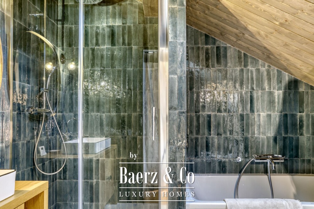 Exceptional chalet - 6 bedrooms - Facing Mont Blanc image