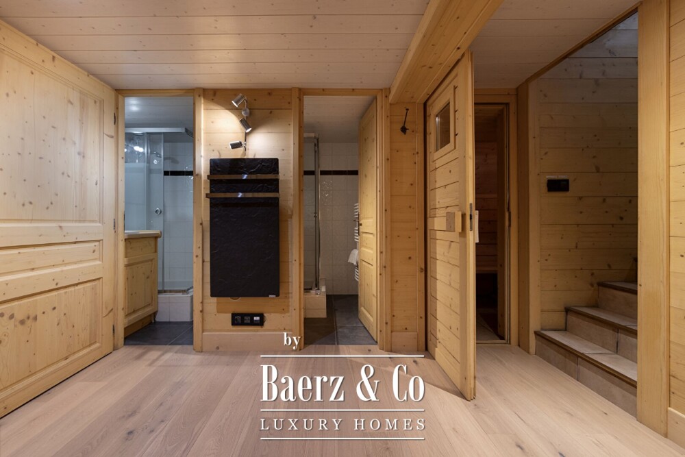5-bedroom chalet - Ski-in/ski-out image