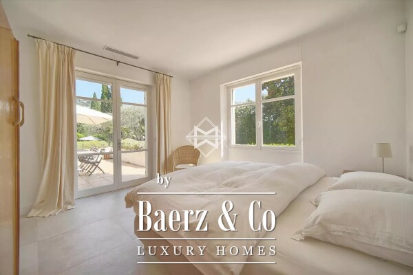 photo 5 CANNES - RENOWNED AND SOUGHT-AFTER ESTATE WITHIN WALKING DISTANCE OF THE CROISETTE - 5 BEDROOM EN SUITE VILLA - SWIMMING POOL
