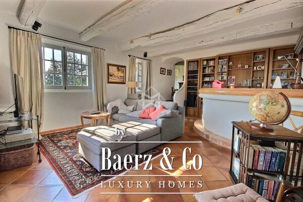 photo 10 Provençal house with sea view in sought-after estate