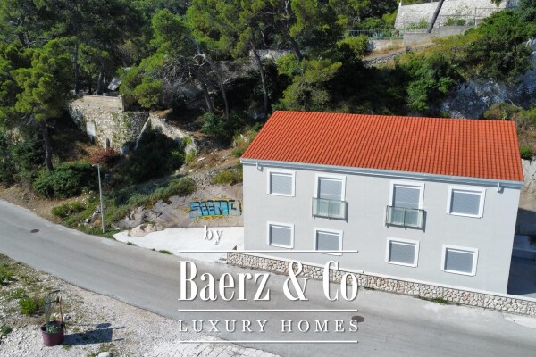 photo 7 Brač, Selca – seafront house with apartments and business premises