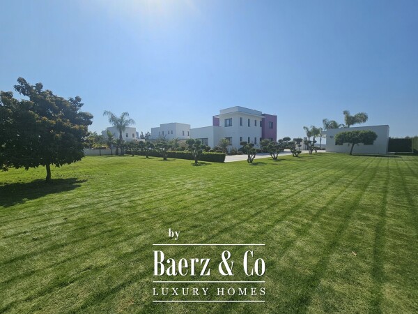 photo 2 330 sq.m. Designer Villa on 2,200 sq.m. Plot with Privacy, Views & Investment Appeal
