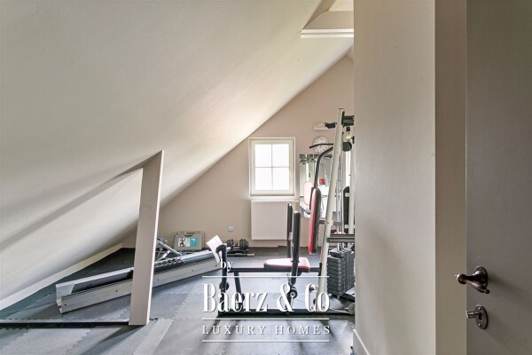 photo 30 Gelegen in doodlopende straat 6slpk,3badks!