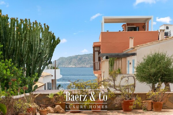 photo 1 House with garden and potential for a swimming pool, just steps from the sea