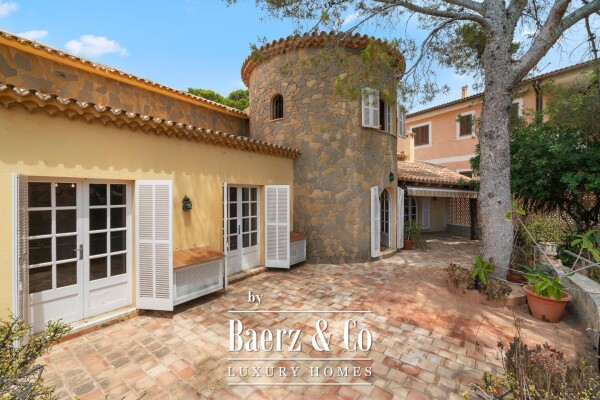 photo 3 House with garden and potential for a swimming pool, just steps from the sea