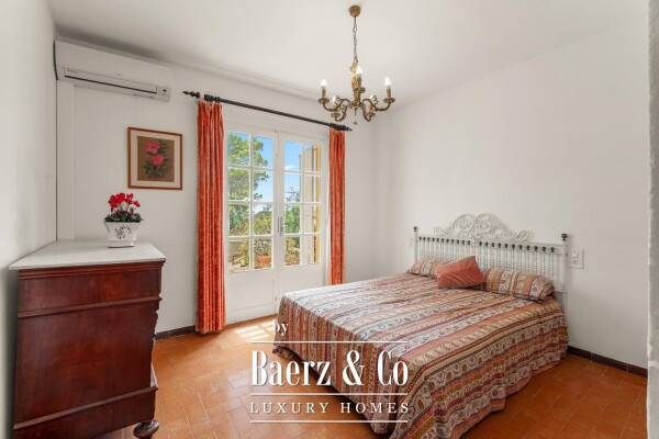 photo 12 House with garden and potential for a swimming pool, just steps from the sea